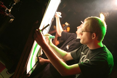 [29 maja 2009 r., finał pierwszej Ligi Bitew Komiksowych, w którym zwyciężył Daniel Chmielewski (na zdjęciu z przodu).]
