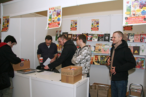 [Stoisko Kultury Gniewu, przedstawiciele wydawnictwa w nadkomplecie.<BR>Od lewej: Pawe Tarasiewicz, Jacek Skadanek, Szymon Holcman, Jarek Skadanek.]