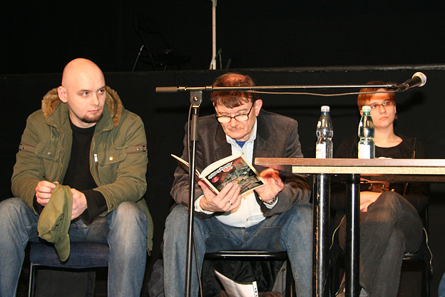 [Od lewej: Rafa Bkowicz (autor zwyciskiej pracy), Maciej Parowski (scenarzysta), Anna Steliuk (autorka wyrnionej pracy).]