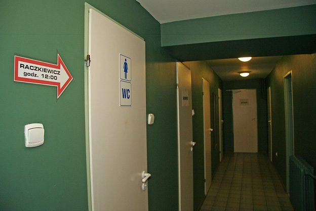 [Po trzecie, po drodze mijało się toalety.<BR>(Udało się! Mała sala to pierwsze drzwi po prawej.)]