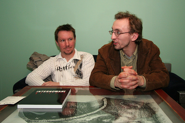 [Autorzy komiksu "Internowani", Pawe Dobaj i Krzysztof Mucharski.<BR>Spotkanie prowadzi Dariusz Cybulski (poza kadrem).]
