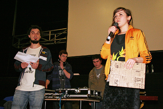 [Bitwę na WSK zogranizował i poprowadził Przemek "Gonzo" Pawełek (po lewej).<BR>Mikrofon trzyma organizatorka <a href=http://www.myspace.com/bitwykomiksowe class=ow target=_blank>Ligi Bitew Komiksowych</A>, Paulina Gosk.]