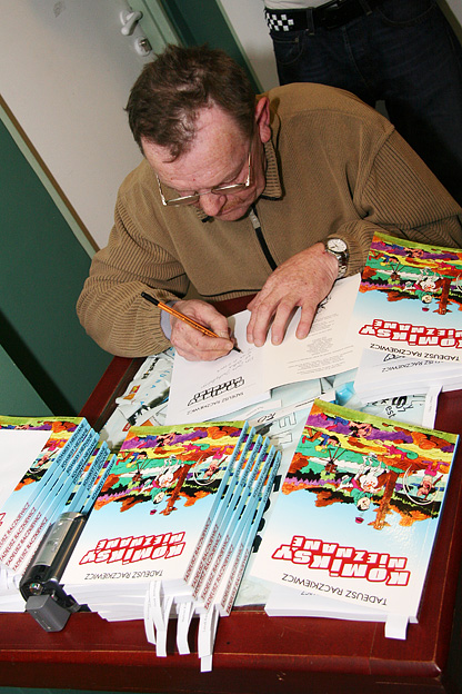 [Autografy. Tadeusz Raczkiewicz na zapleczu podpisywa<br>egzemplarze "Komiksw nieznanych" przeznaczone dla sponsorw albumu.]