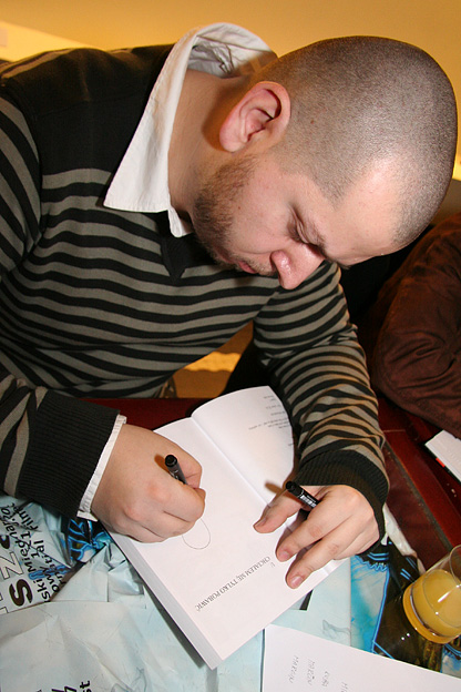 [Branko Jelinek rysuje w "Oskarze Edzie".]