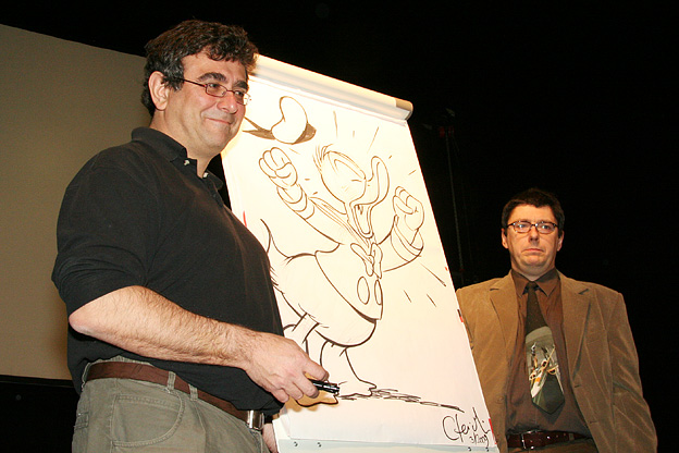 [César Ferioli pozuje przy gotowym rysunku Kaczora Donalda...]